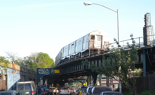 An A train made up of R32 cars turns from the IND Rockaway Line towards the IND Fulton Street Line.