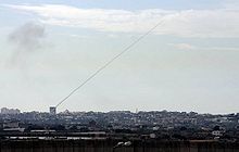 Sebuah roket Qassam ditembakkan dari sebuah daerah sipil di Gaza ke Israel selatan, Januari 2009.