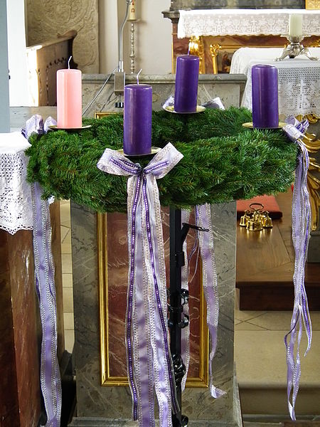 File:Adventskranz Otting Gotteshaus Dezember 2011.JPG