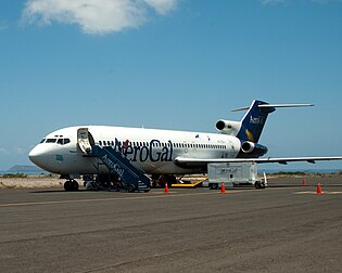 Le Boeing 727 est le seul triréacteur construit par Boeing. Il effectua son premier vol le 9 février 1963 et fut mis en service le 1er février 1964. Ici, un appareil d'AeroGal Aerolinas Galapagos à l'aéroport de Seymour, sur l'île Baltra, dans les îles Galápagos (définition réelle 1 973 × 1 578)