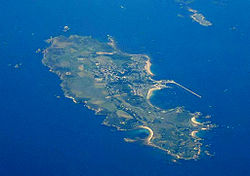 צילום אוויר של האי אולדרני, בורהו ימיני עליון