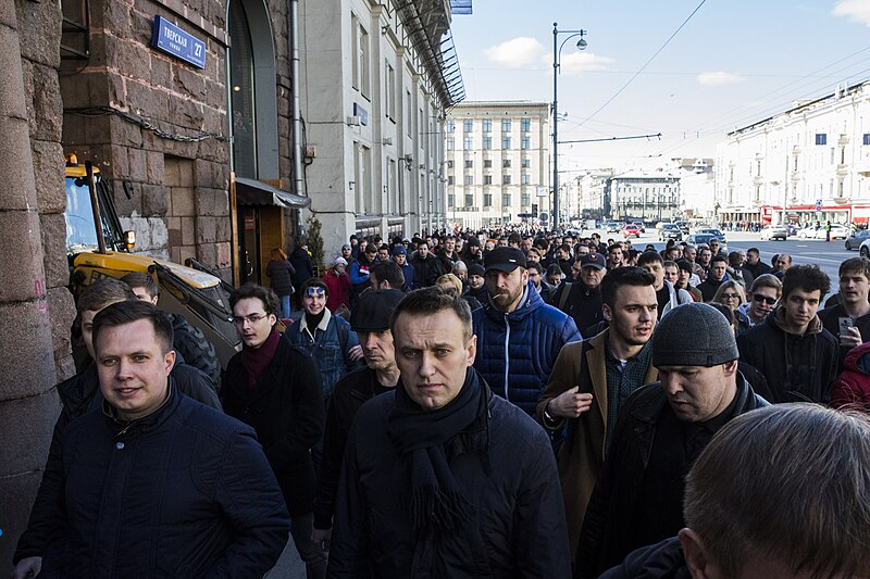 File:Alexei Navalny marching in 2017.jpg