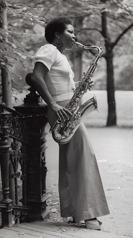 Amerikaanse tenorsaxofoniste Rosa King — NL-HaNA 2.24.10.02 0 135-0200 1 (cropped).jpg