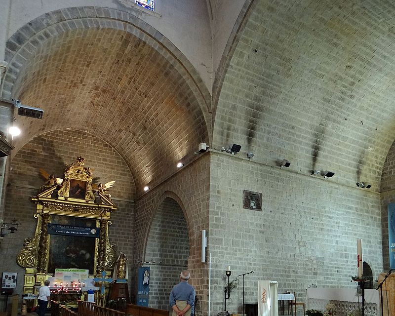 La partie romane : bras gauche du transept et le chœur.