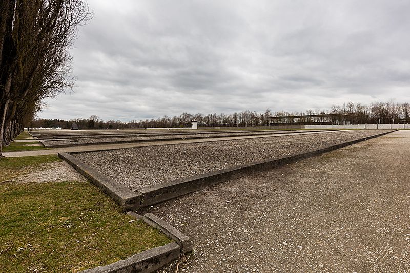 File:Antiguas barracas de prisioneros, campo de concentración de Dachau, Alemania, 2016-03-05, DD 14.jpg
