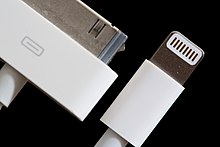 afbeelding met de oude connector en de nieuwe Apple-connector.