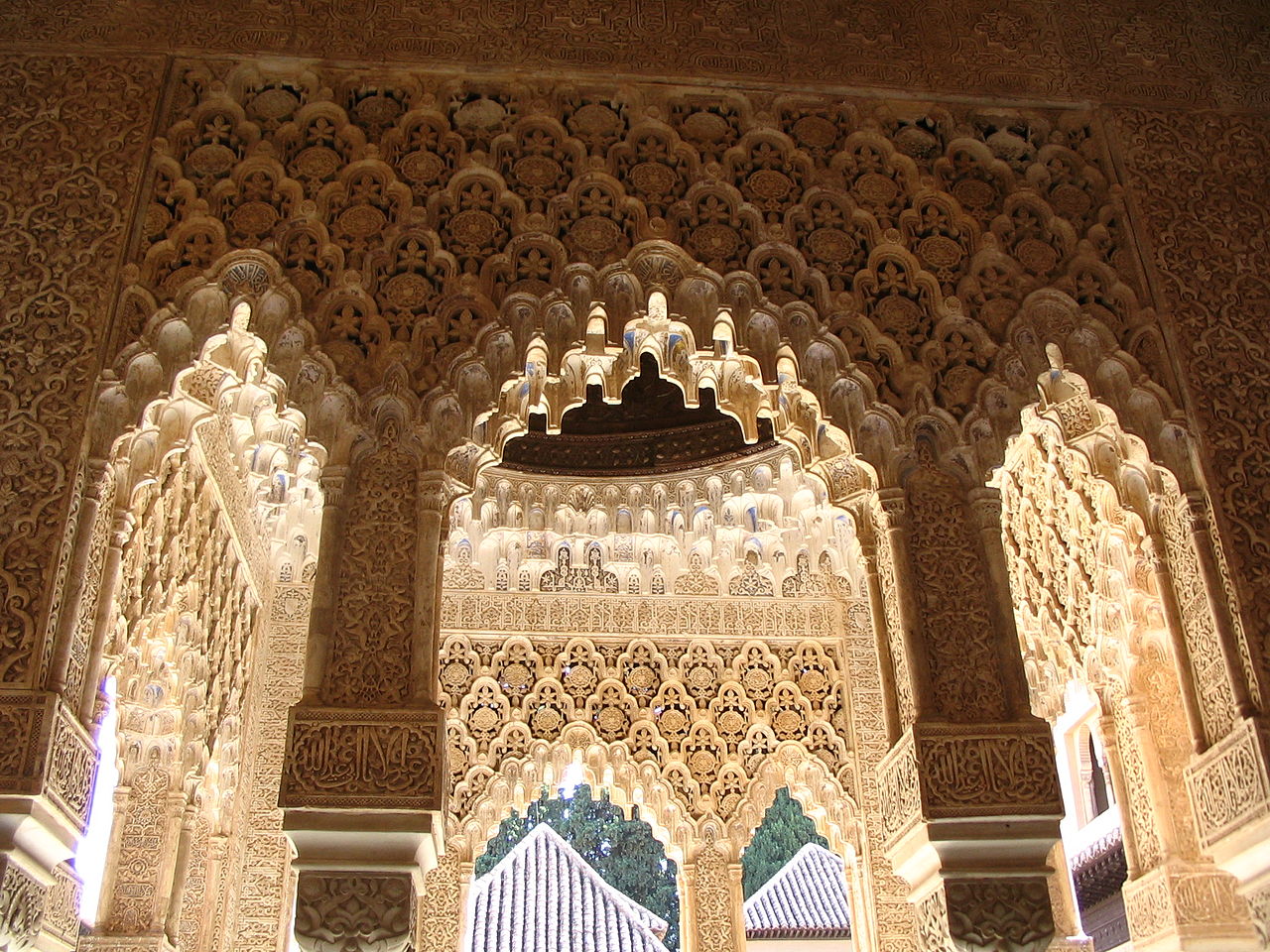 File:Arcos en patio de los leones, la  - Wikimedia Commons