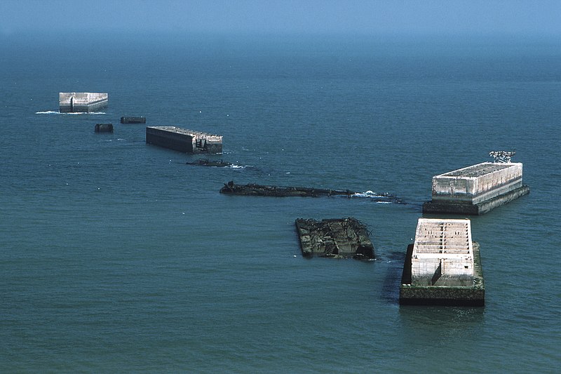 6 -  pequeñas curiosidades  - Página 3 800px-Arromanches_Mulberry-Harbour_Phoenix-Elements_1_90