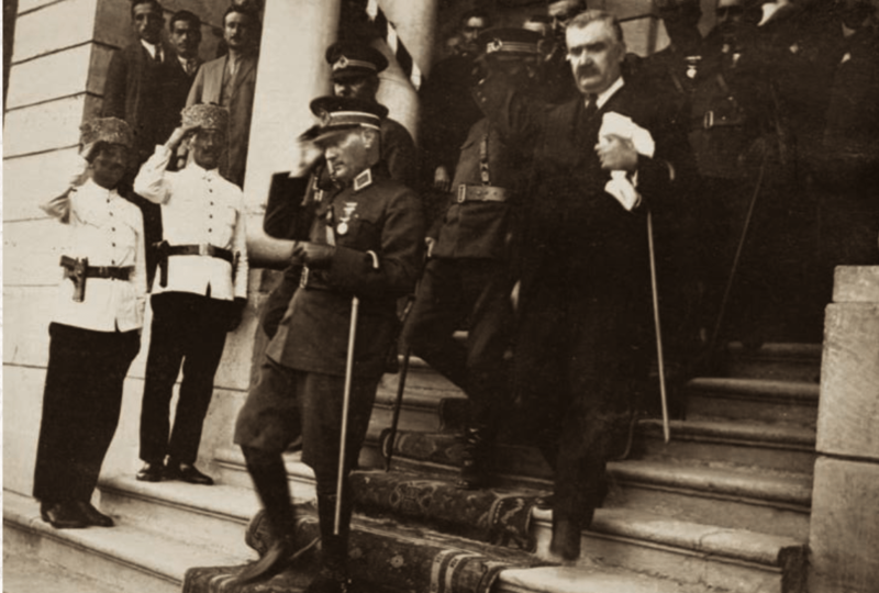 File:Atatürk Belediye İl Binası'ndan çıkarken, Kastamonu, 24 Ağustos 1925.png