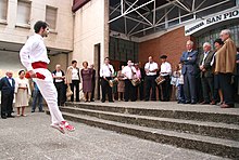 A Basque dancer Aurreskua dantzatzen.jpg