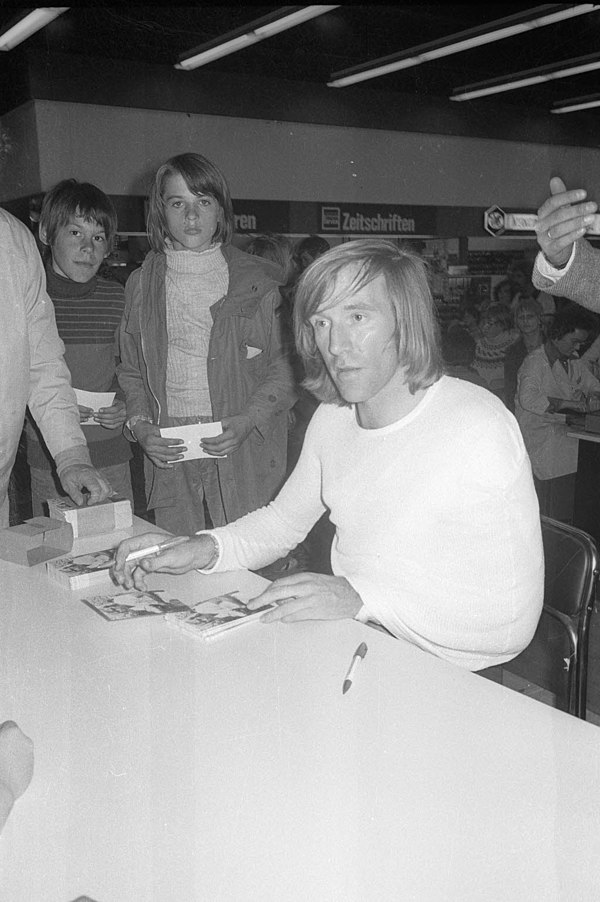 Netzer signing autographs in 1975