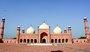 Mezquita Badshahi en Lahore, Pakistán, mogol tardío, construida entre 1673 y 1674.