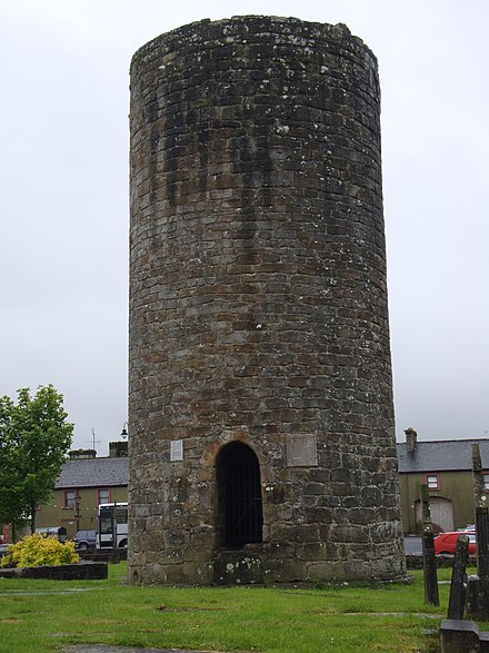 Round tower. Круглые башни Ирландии. Тугрульская башня Ирландия. Ирландская круглая крепость. Замок с круглыми башнями.