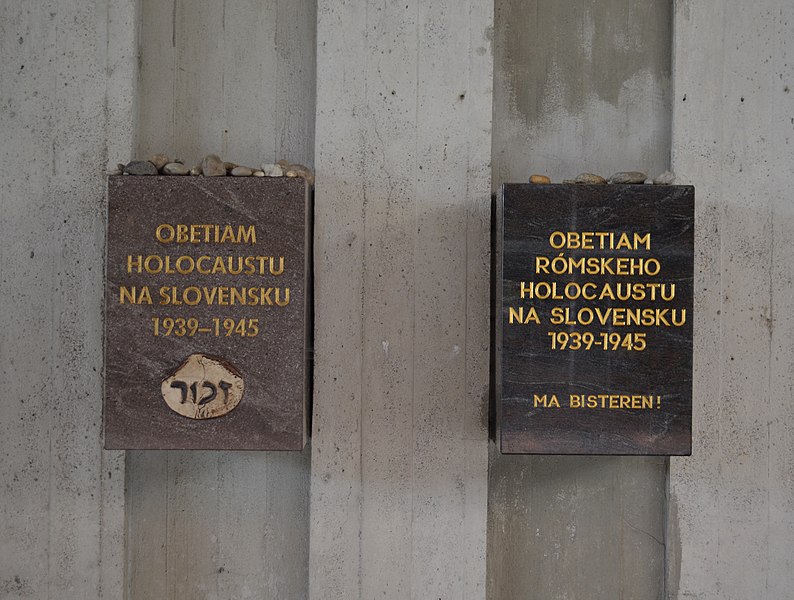 File:Banská Bystrica - Pamätné tabule Obetiam holocaustu -a.jpg