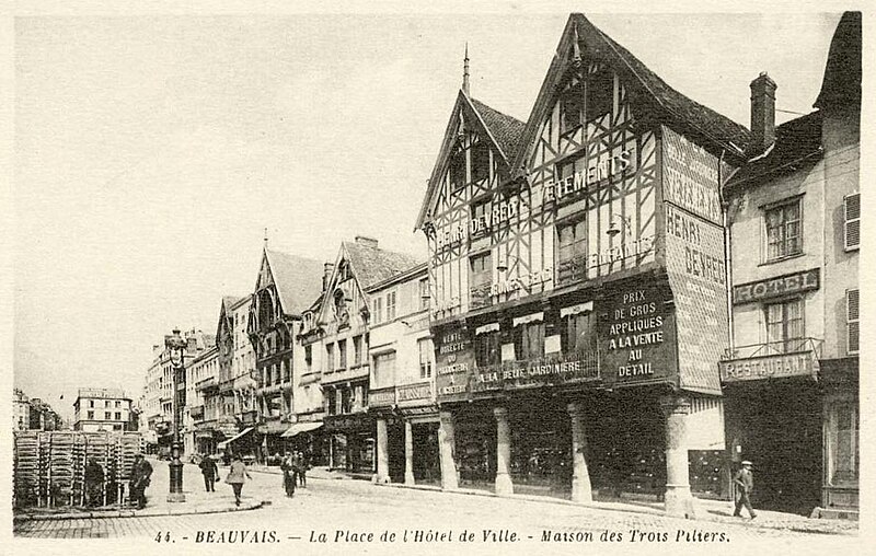 File:Beauvais.Place de l'Hôtel-de-Ville.Maison des Trois-Piliers.jpg