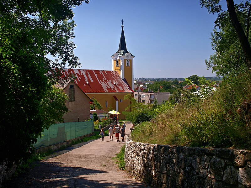 File:Beckov-Eglise catholique.jpg