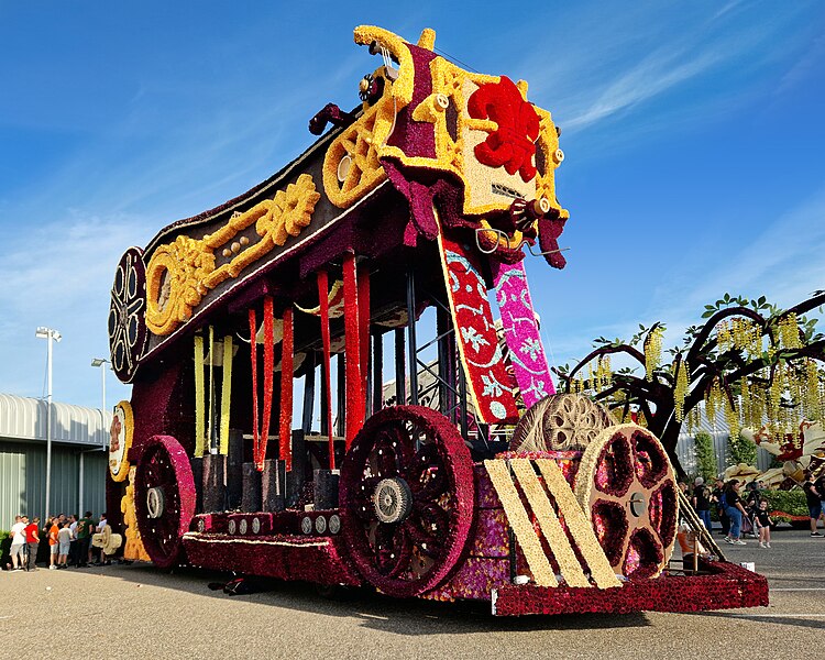 File:Bloemencorso Zundert 2023 - Ontkleuren 1.jpg