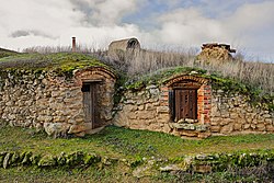 Bodegas de Fuentes de Ropel.jpg