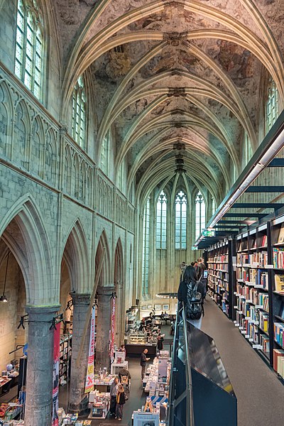 File:Boekhandel Dominicanen Kerk (27767646509).jpg