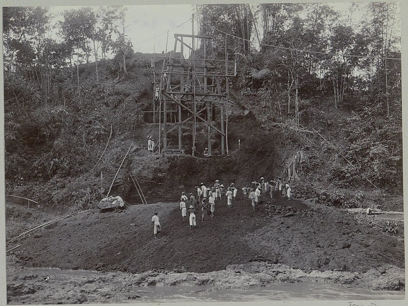 File:Bouw van een houten stelling op de oostelijke oever van de Kali Brantas ten zuiden van Malang, van voor gezien (Photo IV), RP-F-F01114-D.jpg