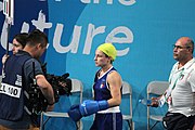 Deutsch: Boxen bei den Olympischen Jugendspielen 2018 Tag 12, 18. Oktober 2018 - Finale Fliegengewicht Mädchen – Martina La Piana (Italien, blau) schlägt Adijat Gbadamosi (Nigeria, rot) 5-0; Ringrichter ist James Beckles (Trinidad und Tobago). English: Boxing at the 2018 Summer Youth Olympics on 18 October 2018 – Girl's flyweight Gold Medal Bout - Martina La Piana (Italy, blue) beats Adijat Gbadamosi (Nigeria, red) 5-0; Referee is James Beckles (Trinidad and Tobago). Español: Boxeo en los Juegos Olímpicos Juveniles de Verano de 2018 en 18 de octubre de 2018 - Combate a medalla de oro de peso mosca para mujeres: Martina La Piana (Italia, azul) le gana a Adijat Gbadamosi (Nigeria, roja) 5-0; El árbitro es James Beckles (Trinidad y Tobago).