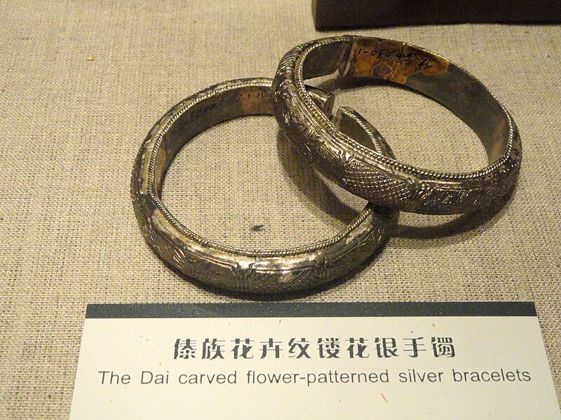 File:Bracelet - Yunnan Nationalities Museum - DSC04191.JPG