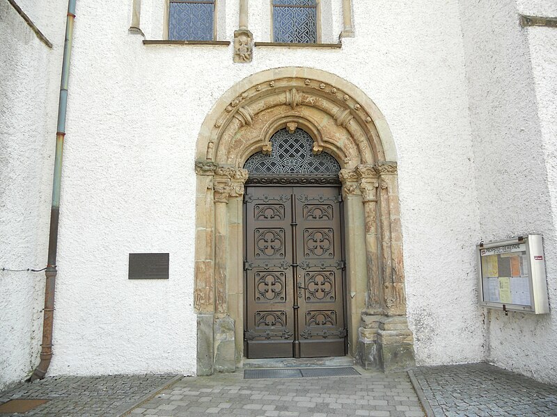 File:Brilon Propsteikirche Eingang Schiff 3.jpg