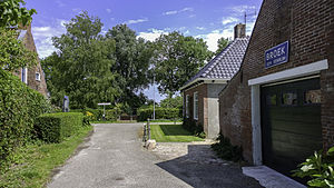 Huizen langs de Broeksterkleiweg. Het plaatsnaambord op het huis rechts verwijst naar de tijd (tot 1990) toen het dorp nog onder de gemeente Eenrum viel.