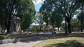 Parque Herrera; a la izquierda, un monumento al patriota argentino Larrea