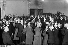 Naturalisation ceremony in New York City, 1930 Bundesarchiv Bild 102-09391, USA, Neue Staatsburger bei der Vereidigung.jpg