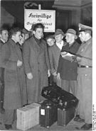 Bundesarchiv Bild 146-1994-107-05A, Ankunft Kriegsfreiwilliger auf Bahnhof
