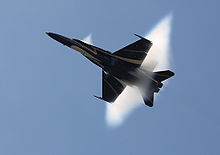 Un CF-18 Hornet aux couleurs du patrimoine du centenaire de l'aviation du Canada à Bagotville, Québec.