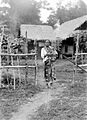 Seorang ibu dan bayinya di perkebunan kelapa Sawarna (Tahun 1929)