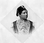 A Sultan of Siak circa 1900 COLLECTIE TROPENMUSEUM Studioportret van de Sultan van Siak TMnr 60038054.jpg