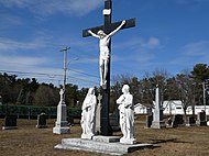 Monumento religioso no centro de um cemitério.