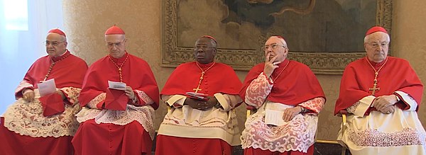 Cardinaux-évêques durant le consistoire ordinaire.