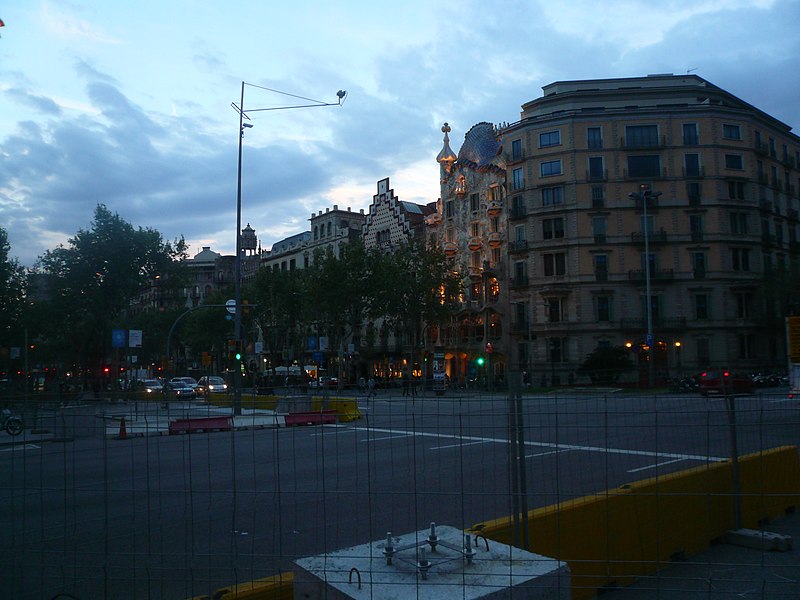 File:Casa Batlló i mansana de la discòrdia P1380949.jpg