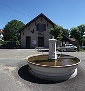 Fontaine et mairie.