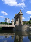 Das Charlottenburger Tor mit Brücke über dem Landwehrkanal in Berlin.