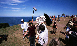 Licciadello holds a "thought bubble" over Malcolm Turnbull's head, satirising what politicians are really thinking. Pictured on 18 November 2007. Chas Licciardello and Malcolm Turnbull (18 November 2007, Sydney).jpg