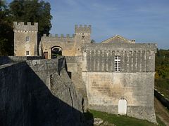 Le portail et le corps de garde vus depuis la cour d'honneur.