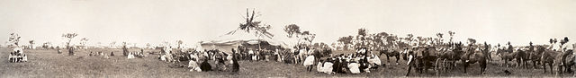 Ритуальный танец солнца индейцев-шайенов. Фотография сделана Генри Чофти (англ. Henry Chaufty) в 1909 году