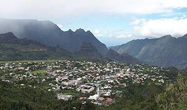 Cilaos-Stadt, hoch im Cirque.