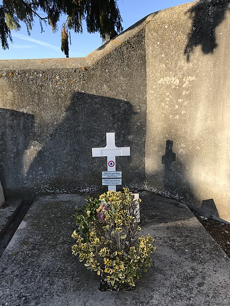 File:Cimetière de Villieu (Ain, France) en novembre 2017 - 9.JPG