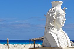 Pohled na sochu Kleopatry na pláži