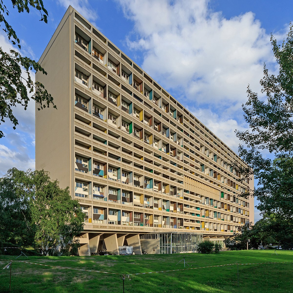 Corbusierhaus B-Westend 06-2017.jpg