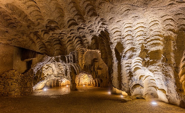 位于摩洛哥北部斯帕特尔角丹吉尔西边14千米（9英里）处的海格力斯洞穴同时是考古、历史和神话上有显著的地位。这座洞穴一部分是天然的，一部分是人造的，像是柏柏人从墙上切割下来石造的轮子（在图片中可以看到的状况），来制造石磨，让洞穴扩充的相当大。相传海格力斯曾在洞穴中睡过而得名，之后他完成他的第11项伟业－从赫斯珀里得斯的花园拿到金苹果。
