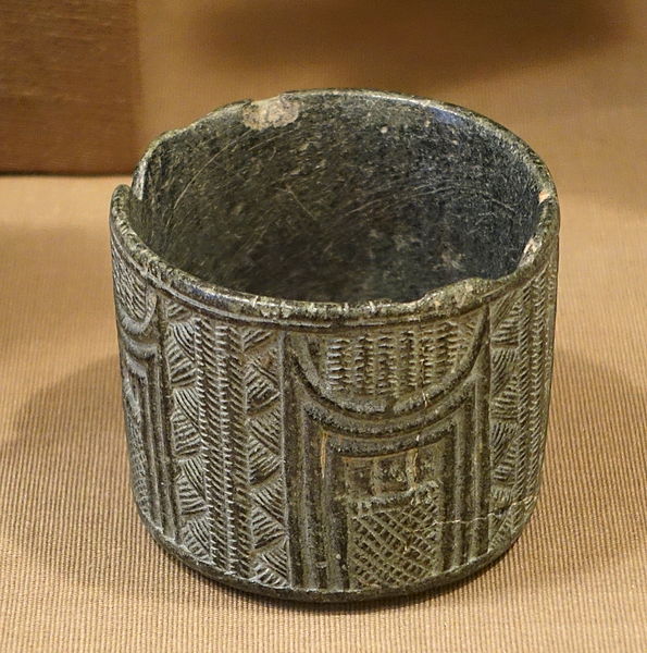 File:Cup with architectural facade, Khafajah, Sin Temple IX, Early Dynastic period, 2650-2550 BC, chlorite - Oriental Institute Museum, University of Chicago - DSC07378.JPG