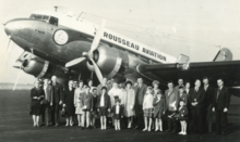 le DC3 et le personnel de Rousseau Aviation qui s'apprête à embarquer pour les îles anglo-normandes