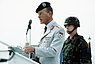 DF-ST-92-09294 Brig. GEN.  Saksalainen upseeri Hartmut Bagger puhuu Yhdysvaltain armeijan ensimmäisen jalkaväkidivisioonan siviilien ja sotilashenkilöiden joukolle. Jpeg